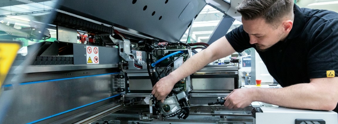 Technik-scaled Servicetechniker AdoptSMT